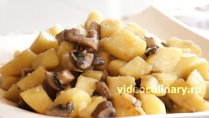 Тушеная картошка с грибами в кастрюле